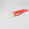 Pingente em cerâmica faiança na cor laranja com fios de algodão misto branco