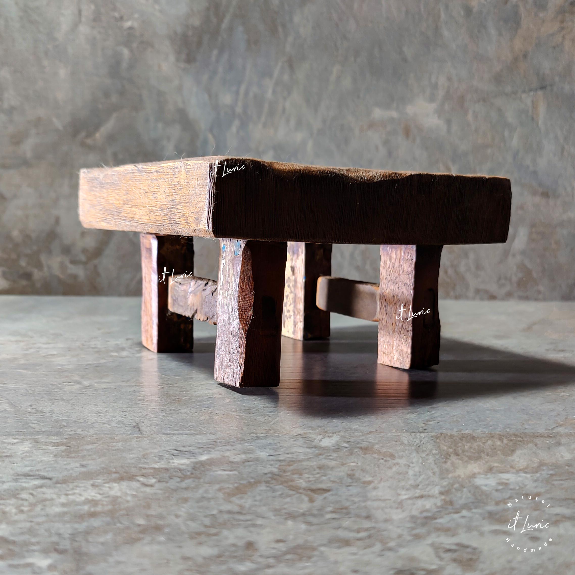 Foto do Mini-Banqueta-Madeira-Demolicao-18x18x11cm, é uma banquinho quadrado com pés baixos para ser usado na decoração como uma base elevada para outros objetos